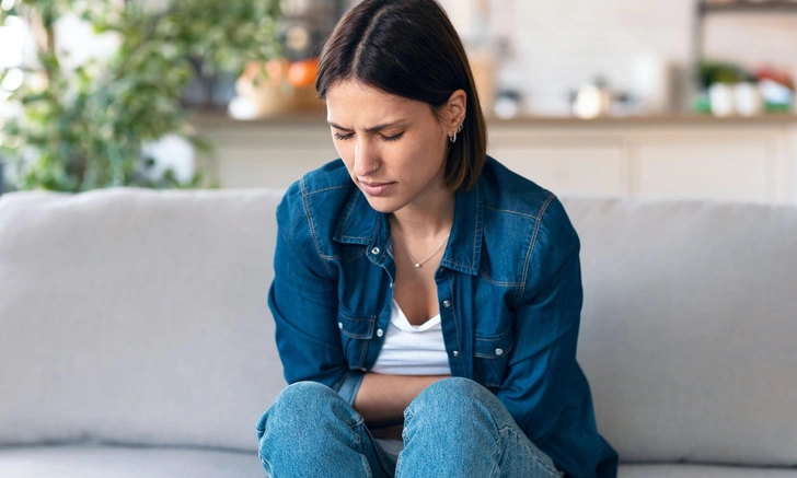 У 24-летней женщины выявили рак кишечника: 3 симптома, которые она игнорировала | Источник: iStockphoto/nensuria