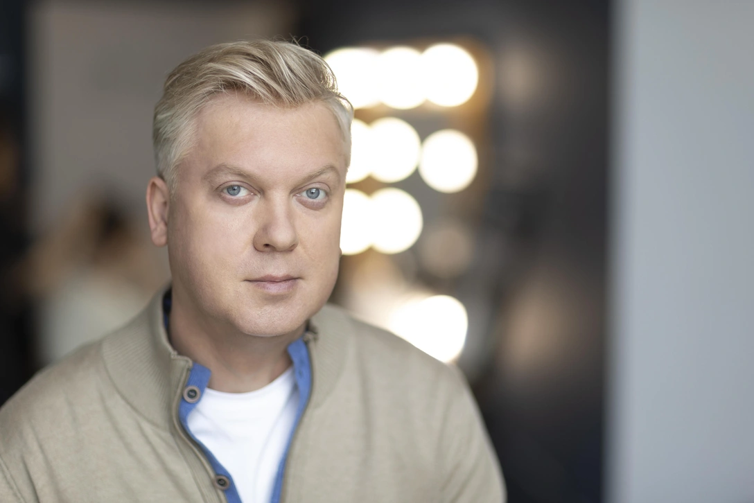 Сергей Светлаков: «Мечта — иметь дальнюю дачу в Пскове, на реке Великая» | marieclaire.ru
