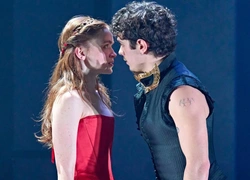 Звезда «Очень странных дел» Сэди Синк и Ноа Джуп в новой постановке «Ромео и Джульетты» — фото