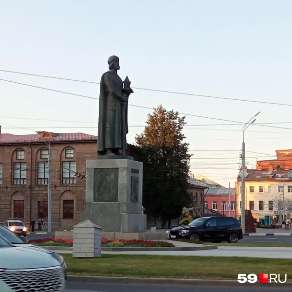 Памятник Ярославу Мудрому, который изображен на тысячной купюре. Узнали? | Источник: Вероника Свизева / 59.RU