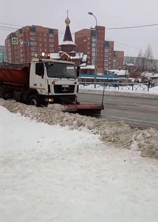 В жилмассиве «Восточный» снег сгребают на обочину и, по словам местных, не убирают. Остановочный павильон рядом демонтировали несколько месяцев назад, остановка осталась. Около нее&nbsp;— сугробы | Источник: читатели НГС