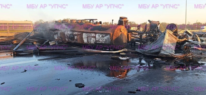 Страшное ДТП перекрыло М-4. Начал гореть грузовик, а потом и другие машины, огонь охватил 600 кв. м | Источник: Управление по предупреждению и ликвидации чрезвычайных ситуаций Аксайского района