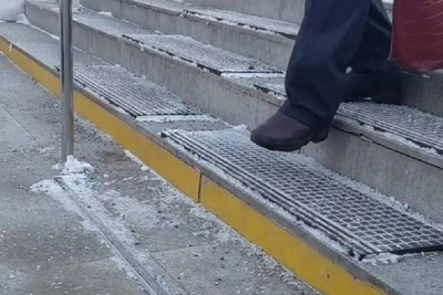 На площади Революции ступени перехода посыпали новой солью