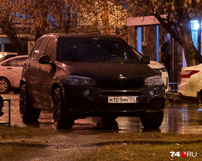Жильцы заметили, что несколько крепких мужчин приехали к началу собрания и наблюдали за ним из-под козырька подъезда (дождь все-таки) | Источник: читатель 74.RU