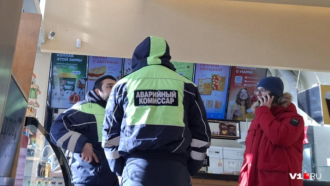 Комиссары и водители предпочли обсуждать детали аварии в кафе, а не на свежем морозном воздухе | Источник: Тимофей Крылов / V1.RU