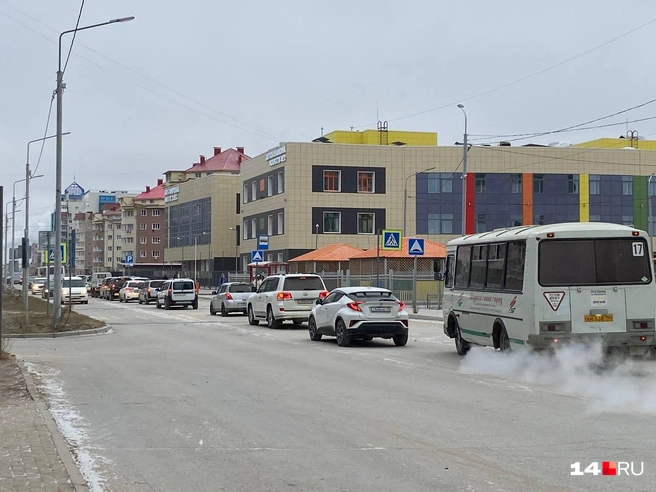 Все, кто приехал со стороны Чернышевского в 203-й микрорайон, стоят в пробке по Ларионова | Источник: Надежда Ефимова / 14.RU