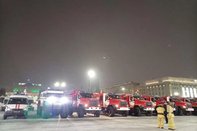 Пожарные перекрыли парковку на площади Ленина в Новосибирске