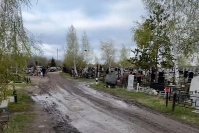 Блогерша из Саратова возмущена грязью на кладбище в Радоницу