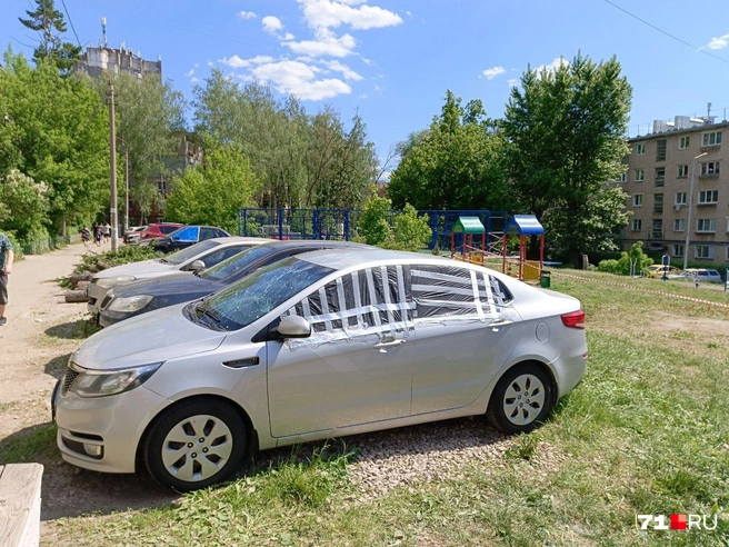 Из-за атак БПЛА на Тульскую область пострадали автомобили мирных жителей | Источник: Максим Улитов / 71.RU