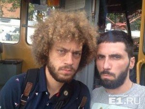 Иван Соломин (справа) вместе с блогером из Москвы Ильёй Варламовым в вагоне трамвая. | www.e1.ru