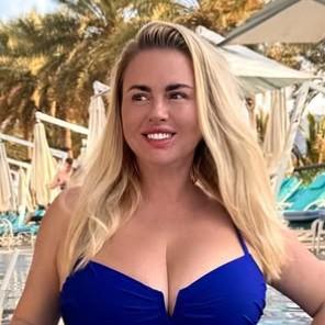 Толстушка с сосисками и вторым подбородком: Анна Семенович показала, как выглядит на самом деле