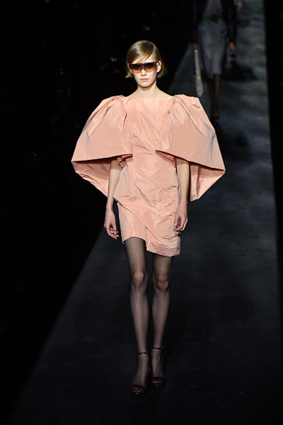 Строгие костюмы и платья для герцогинь в коллекции Givenchy