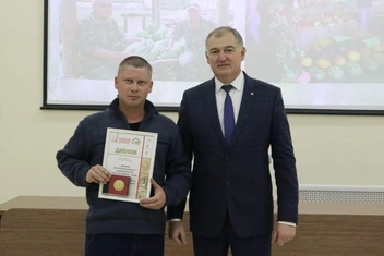 Сергей получает золотую медаль выставки | Источник: Владимир Абрамов / Vk.com