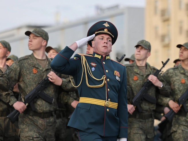 Коробки двигались ровными рядами друг за другом | Источник: Алексей Волхонский / V1.RU