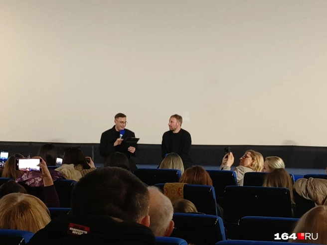 Дмитрий Куличков — уроженец Саратова, поэтому вышел на сцену рассказать о сериале землякам | Источник: Антон Васильченко / 164.RU