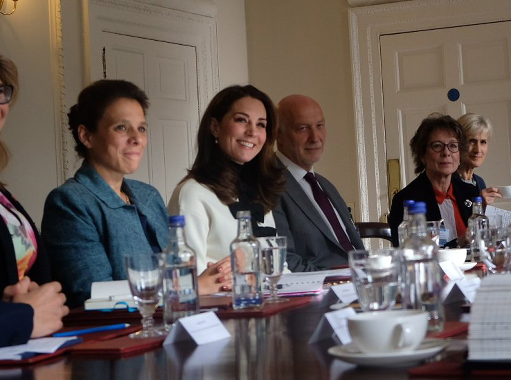 Герцогиня Кембриджская во время круглого стола, посвященного проблемам психического здоровья матерей, 1 ноября 2017 года | marieclaire.ru