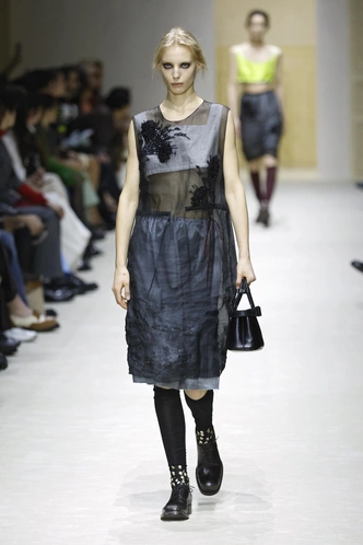 Первый (второй, третий и четвертый) выход Беллы Хадид на шоу Prada Первый (второй, третий и четвертый) выход Беллы Хадид на шоу Prada