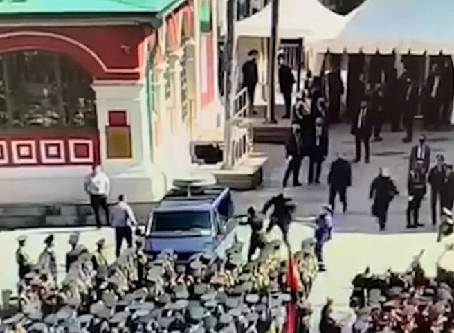 Опубликовано видео инцидента со срочником на параде Победы в Москве | ya62.ru