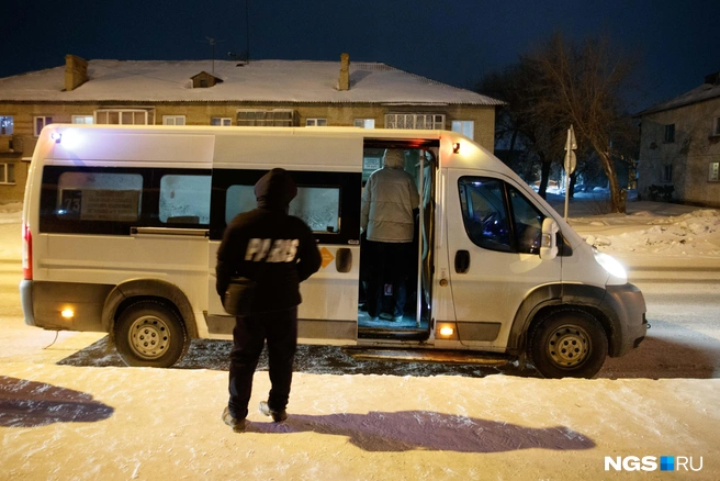 Маршрутка полностью заполнена уже на второй остановке от конечной  | Источник: Андрей Бортко / NGS.RU