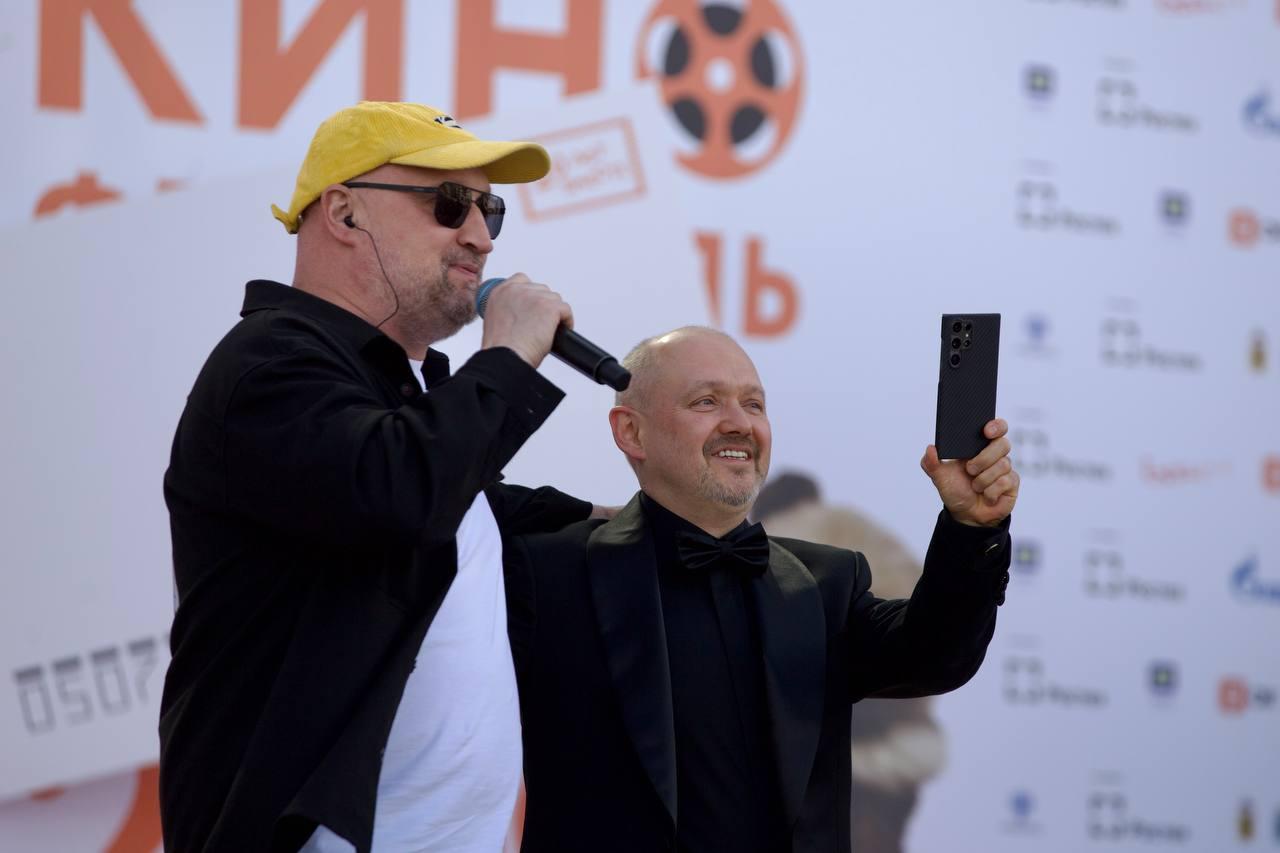 Сотни людей пришли посмотреть на кинозвезд: известные актеры и блогеры прошлись по красной дорожке в Ярославле