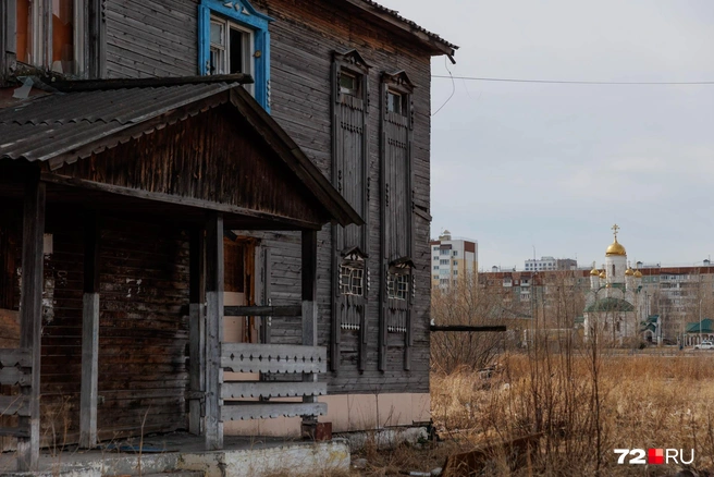 Окна в доме заколочены, он стоит чуть ли не в чистом поле. Но на самом деле в грязном | Источник: Ирина Шарова / 72.RU