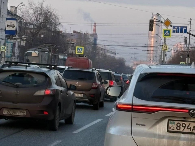 Движение транспорта в районе перекрестка Мира — Малышева затруднено | Источник: читательница E1.RU Юлия