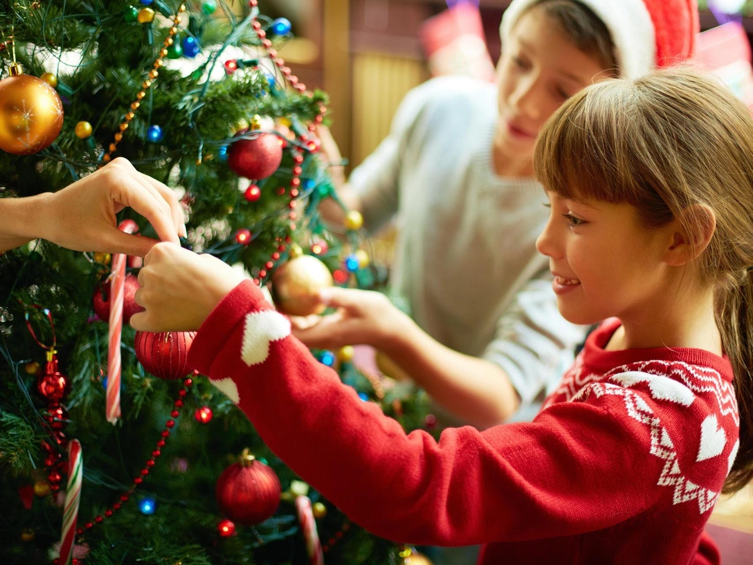 Родители оценят: какое новогоднее мероприятие придется по душе взрослым и детям? | marieclaire.ru