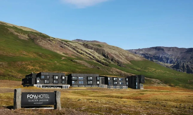 Workation-отель Fosshotel Glacier Lagoon в Исландии расположен между национальным парком Скафтафетль и ледниковой лагуной Йёкюльсаурлоун. В номерах оборудованы удобные рабочие места. | Источник: islandshotel.vettvangur.is