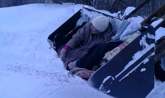 В Тверской области лежачего больного вывозили в ковше трактора из-за застрявшей в снегу скорой