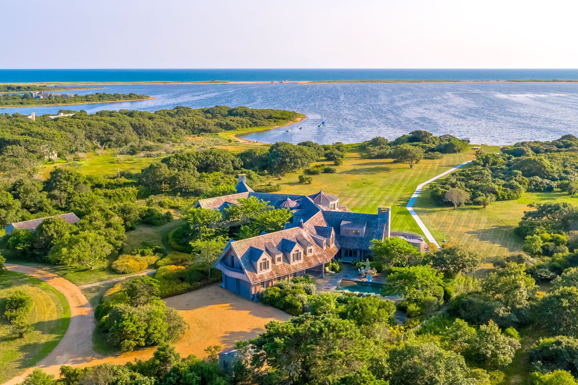 Дворец на острове и шикарное поместье в Вашингтоне: посмотрим, где живут Барак и Мишель Обама