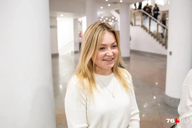 Арина пришла на «Шоу под дождем» с подругами | Источник: Кирилл Поверинов / 76.RU