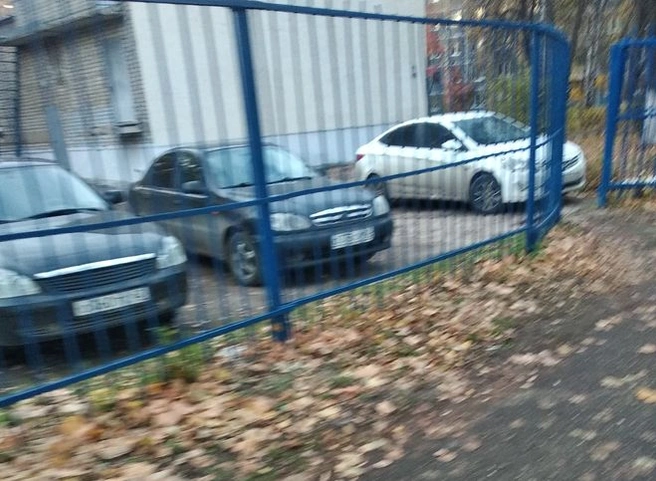 Территорию около рязанской школы превратили в парковку | ya62.ru