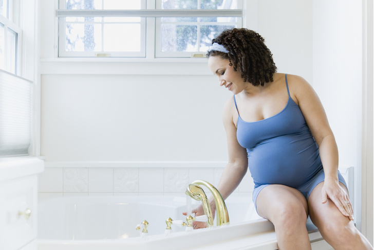 Можно ли беременным принимать ванну: мнение гинеколога