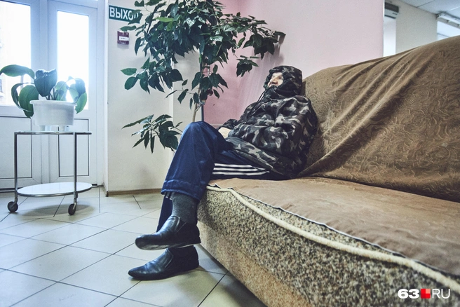 Федор Филиппович из Оренбургской области. Объездил всю Россию. Работал геодезистом-топографом. Он даже не понимает, почему в здании отключают воду: «Река что ли далеко? Вроде, Волга рядом» | Источник: Роман Данилкин / 63.RU