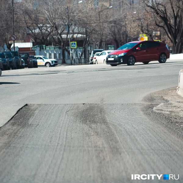 Перед заездом на мост со стороны улицы Чкалова сняли верхний слой асфальта на небольшом участке | Источник: Даниил Конин / «ИрСити»