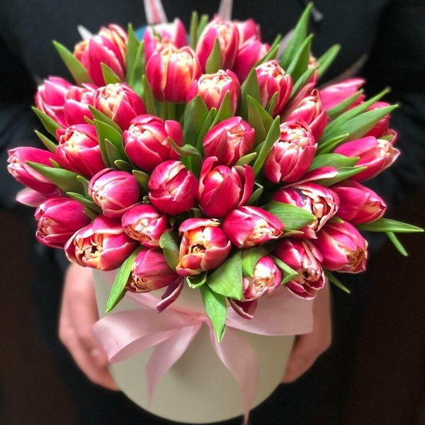 Розовые пионовидные тюльпаны в шляпной коробке