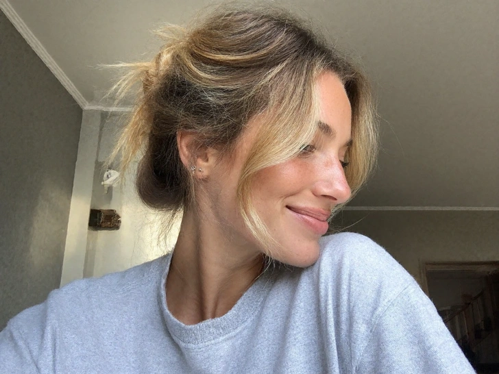 прическа на корпоратив, быстрая прическа, прическа на корпоратив на средние волосы, укладка на корпоратив, волосы на корпоратив, прическа на вечер | Источник: theDay/higgsfield