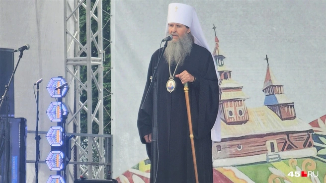 Гостей фестиваля «Русское поле» поприветствовал митрополит Курганский и Белозерский Иосиф | Источник: Дарья Никитченко / 45.RU