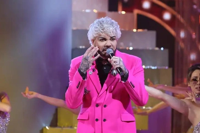 Полетав под куполом, Киркоров всё же спустился на сцену, чтобы все рассмотрели его двойной пиджак | Источник: пресс-служба Первого канала