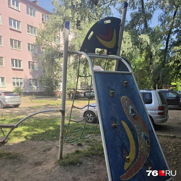 На железных сооружениях&nbsp;— следы ржавчины | Источник: читательница 76.ру