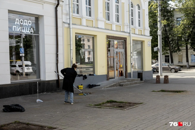 В 2026-м количество летних веранд здесь зашкаливало. Теперь их убирают  | Источник: Александр Куренной / 76.RU 