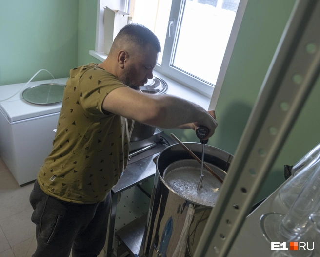 Для перемешвания зерна с водой пришлось взять строительный миксер | Источник: Кирилл Кушнов / E1.RU