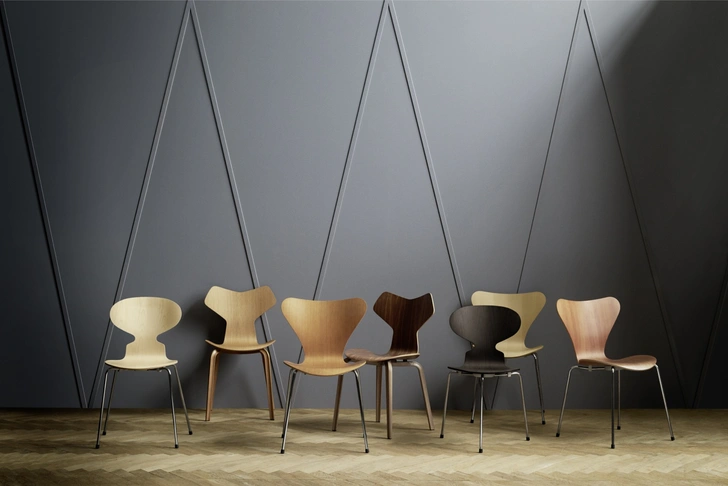 Стулья Ant и Series 7, дизайн Арне Якобсена для Fritz Hansen, 1957 год.