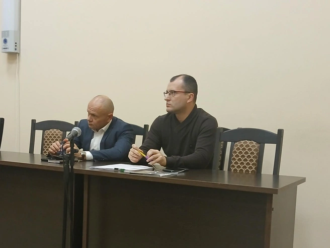 Илья Налетов справа | Источник: Октябрьский районный суд г. Архангельска / vk.com