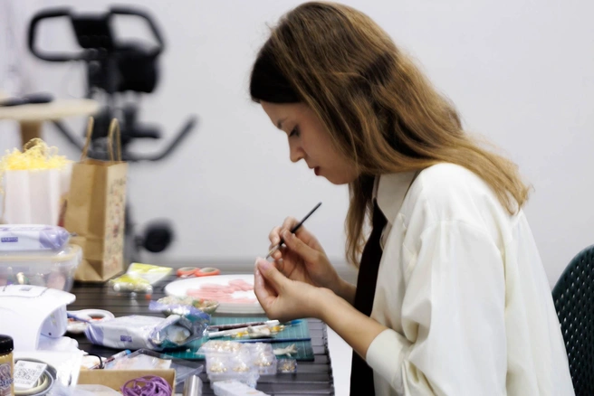 В работе девушки используют много разного из арсенала мастеров маникюра. Например, для сушки лака идеально подходит UV-лампа | Источник: Ирина Шарова / 72.RU