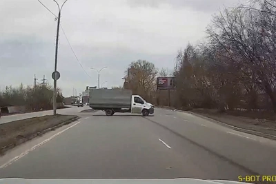 Водитель Газели в Екатеринбурге дважды создал аварийные ситуации