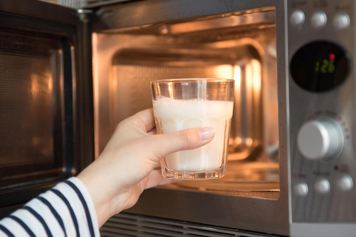 Как правильно разогревать молоко в микроволновке