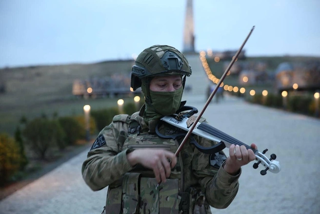 Денис с детства играет на скрипке | Источник: фонд «Защитники Отечества»