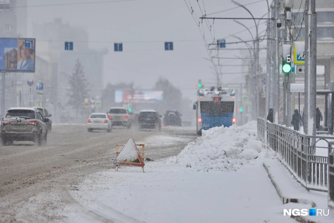 Кое-где из-за снегопада невозможно проехать  | Источник: Александр Ощепков / NGS.RU
