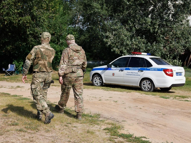 К тем, кто стоял со скрытыми номерами или без документов, приехали инспекторы ГИБДД | Источник: Алексей Волхонский / V1.RU